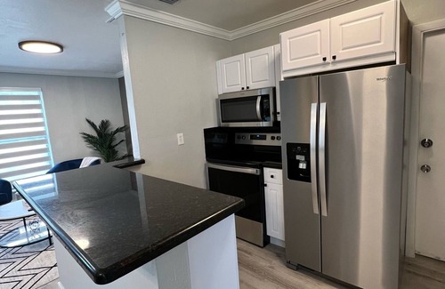 Pembroke Park Casa | Minutes from beaches, airports & stadium.