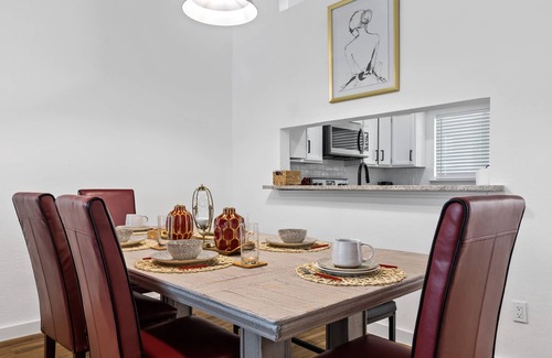 Euless Condominio | Minutes from DFW & AT&T stadium. Cozy modern retreat