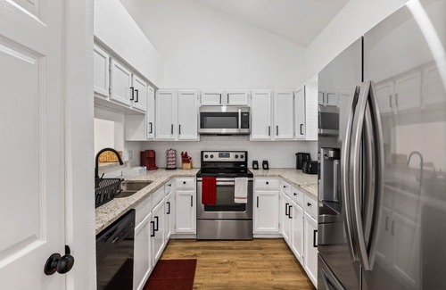 Euless Condominio | Minutes from DFW & AT&T stadium. Cozy modern retreat