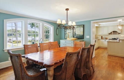 Easton Casa | Blue Gates - Elegante casa frente al mar con piscina y cocina al aire libre.