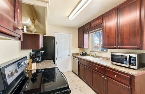 Encanto Casa | Minutes From Downtown | Phoenix Lightrail | 3 BR H