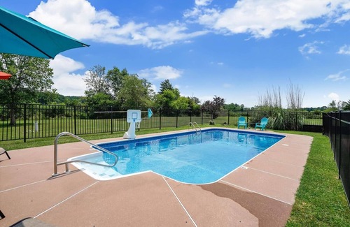 Cambridge Casa | Minutes from Downtown Cambridge | Private Dock | Pool | Kayaks