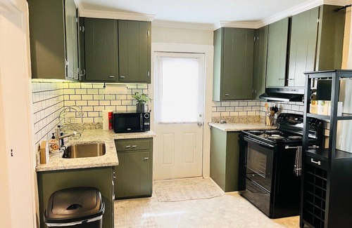 Earlewood Casa | Minutes From Downtown, King, Pets, Fenced Yard