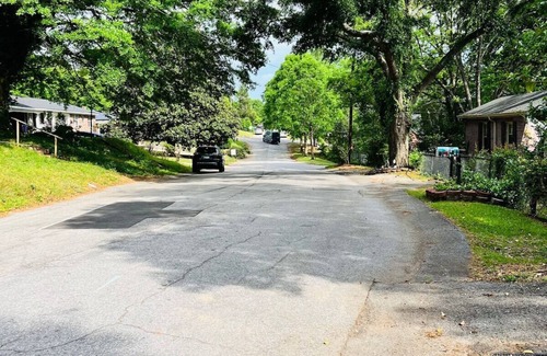 Earlewood Casa | Minutes From Downtown, King, Pets, Fenced Yard