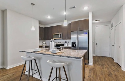 Deerwood Condominio | Minutes from High-End St. Johns Towncenter! Family Friendly Stay! Pool & Gym