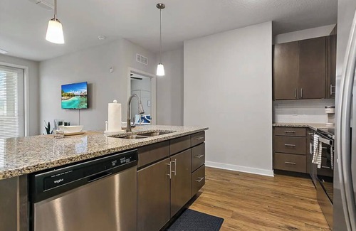 Deerwood Condominio | Minutes from High-End St. Johns Towncenter! Family Friendly Stay! Pool & Gym