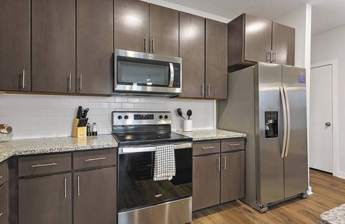 Deerwood Condominio | Minutes from High-End St. Johns Towncenter! Family Friendly Stay! Pool & Gym