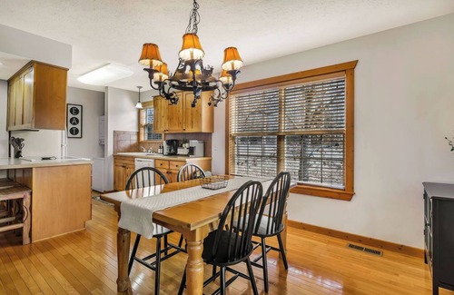 Reeds Spring Cabina | Minutes from SDC! Fireplace! Scenic Wooded Views! Lake!