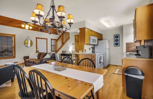 Reeds Spring Cabina | Minutes from SDC! Fireplace! Scenic Wooded Views! Lake!