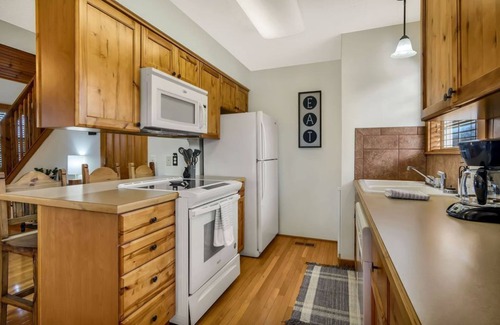 Reeds Spring Cabina | Minutes from SDC! Fireplace! Scenic Wooded Views! Lake!