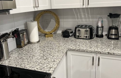 University Place Apartamento | Minutes from the Speedway, Free Parking, Free Wifi!