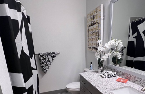 University Place Apartamento | Minutes from the Speedway, Free Parking, Free Wifi!