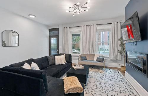 Victorian Village Casa | Minutes to Arena District - Foosball & Game Area