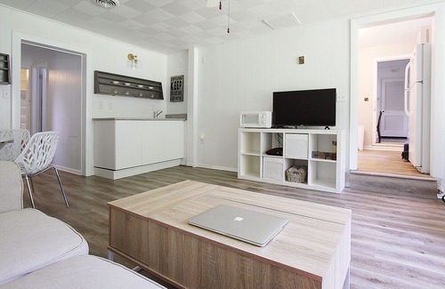 Norfolk Casa | Minutos a las playas de la bahía y la base! Extienda en este espacioso rancho de mediados de siglo