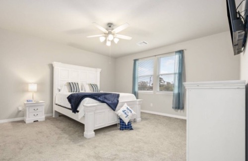 Shoreacres Casa | Minutes to beach, stainless appliances, plenty of space inside and out