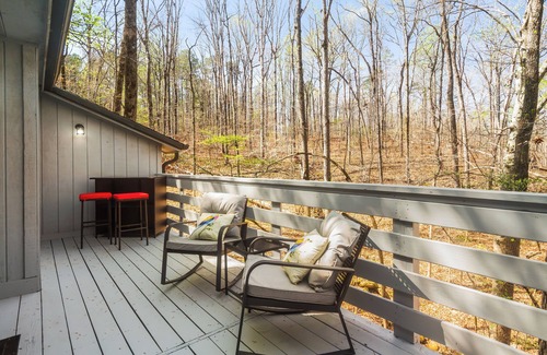 Westminster Cabina | Minutes To Clemson & Lake Hartwell + Hot Tub + Game Lounge + Private Views!