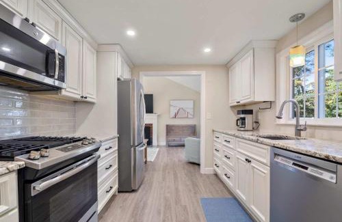 Centerville Casa | Minutes to Craigville Beach Private Patio and Backyard