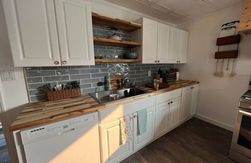 Saratoga Springs Casa | Minutes to the track, right on the lake. Pet friendly home with A/C, and views!