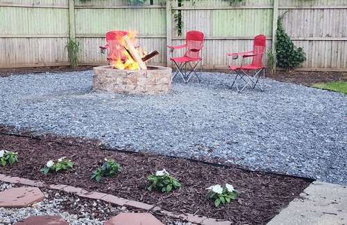 Saratoga Springs Casa | Minutes to the track, right on the lake. Pet friendly home with A/C, and views!