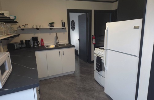 Rideau Heights Casa | Minutes to Downtown and Ideal for Long-term Stays!