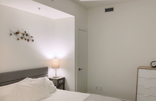 Financial District Condominio | Minutes to Downtown Core, 1 Bed 1 Bath Condo Suite