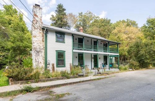 Bolivar Casa | Minutes to Downtown Harpers Ferry Hot Tub