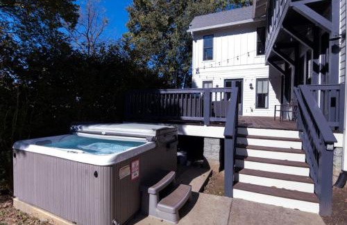 Eastwood Casa | Minutes to Downtown Huge Outdoor Deck HOT TUB