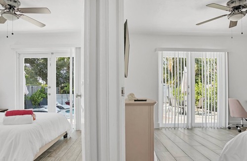Central Corals Casa | Minutes to Messi, Heated Pool palace with full size soft serve machine.