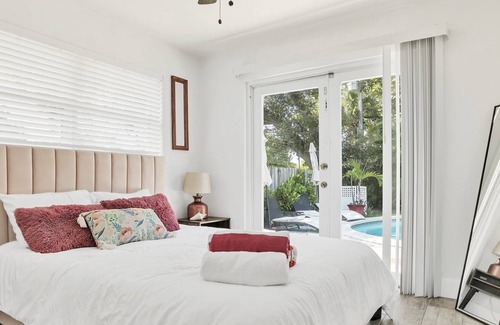 Central Corals Casa | Minutes to Messi, Heated Pool palace with full size soft serve machine.