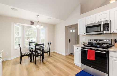 Lewis Center Casa | Minutes to Polaris Mall, New Stainless Steel Appliances + Flooring, Spacious 3bd
