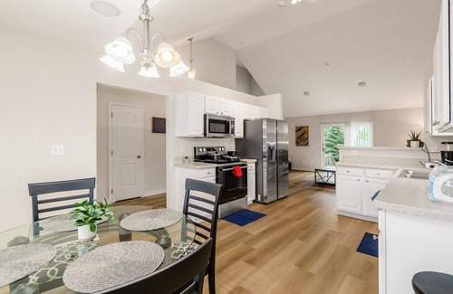 Lewis Center Casa | Minutes to Polaris Mall, New Stainless Steel Appliances + Flooring, Spacious 3bd