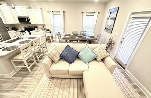 Gulf Breeze Casa | Minutes to the beaches of Pensacola & Navarre! New townhome is a perfect stay.