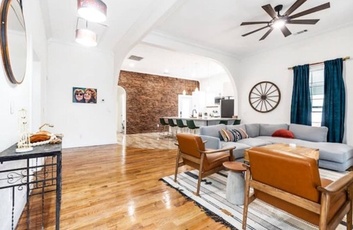 University Casa | Minutes to the Silos and Dowtown Waco
