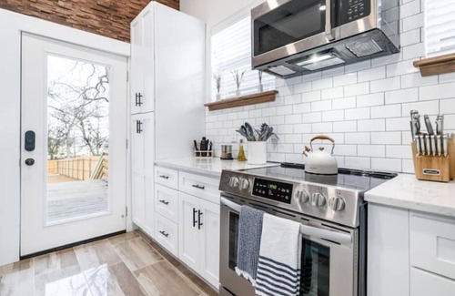 University Casa | Minutes to the Silos and Dowtown Waco