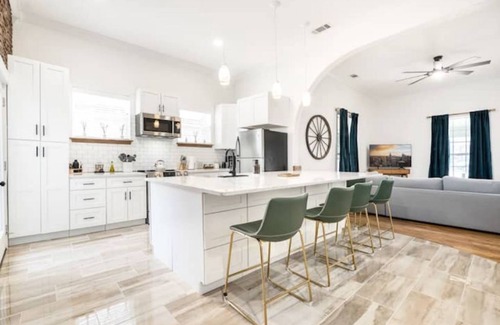 University Casa | Minutes to the Silos and Dowtown Waco