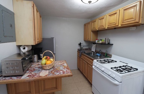 Crocus Hill Apartamento | minutes to Town, Airport & Crocus Bay, apartment living beautiful courtyard.