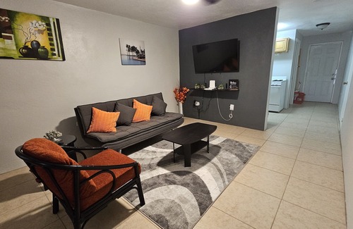 Crocus Hill Apartamento | minutes to Town, Airport & Crocus Bay, apartment living beautiful courtyard.