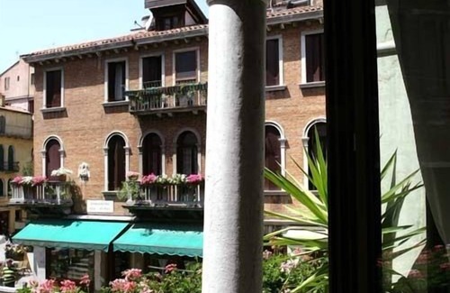 Cannaregio Apartamento | Miracoli: Pintoresco Venecia vistas al canal de 15 º siglo Balcón