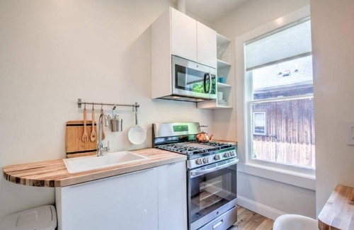 Central Midtown Apartamento | Miraculously Modern in a Vintage Shell Midtown