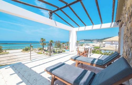 Arillas Apartamento | 'Mirage Arillas Honeymoon Studio' con vistas al mar, piscina compartida y Wi-Fi