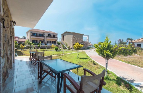 Arillas Apartamento | 'Mirage Arillas Estudio Tipo B12' con vistas al mar, piscina compartida y Wi-Fi