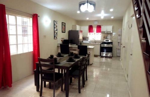 IronShore Estates Casa | MIRANDO PLACE Two X 2 BED 2 BATH TOWNHOUSE #3-#4 GYM+PooL+HOT TUB. SLEEPS 14 PPL
