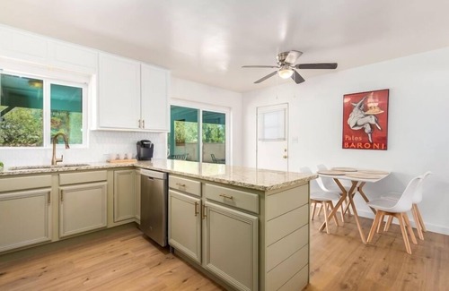 Midtown Casa | MIREY Midtown- 11 minutes to the U of A, 4 minutes to the TMC. Cozy stay!
