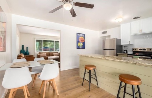 Midtown Casa | MIREY Midtown- 11 minutes to the U of A, 4 minutes to the TMC. Cozy stay!