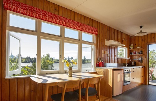 Mapua Cabaña | Casa de campo soleado y elegante de 1960 con excelentes vistas.