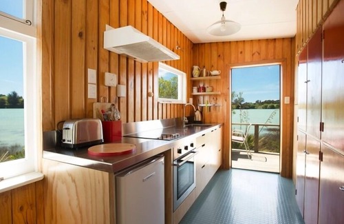 Mapua Cabaña | Casa de campo soleado y elegante de 1960 con excelentes vistas.