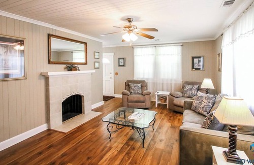 Richmond Hill Casa | Miss Audrey, Cozy Historic Cottage*Mins to I-95
