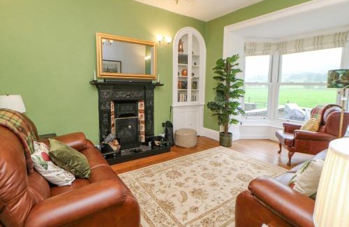 Hawes Casa | Miss Burrow's House