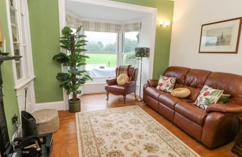 Hawes Casa | Miss Burrow's House