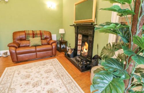 Hawes Casa | Miss Burrow's House